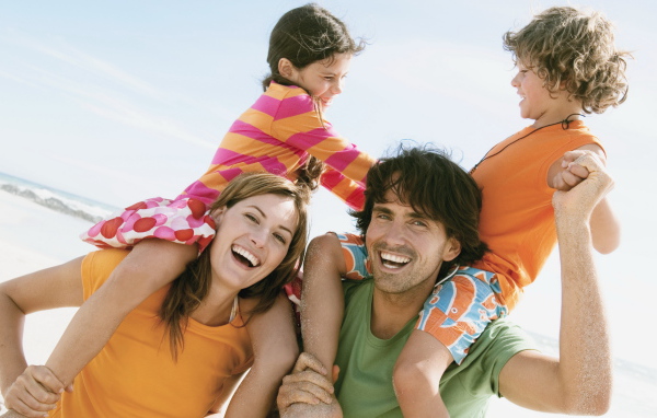 Семья с детьми у моря