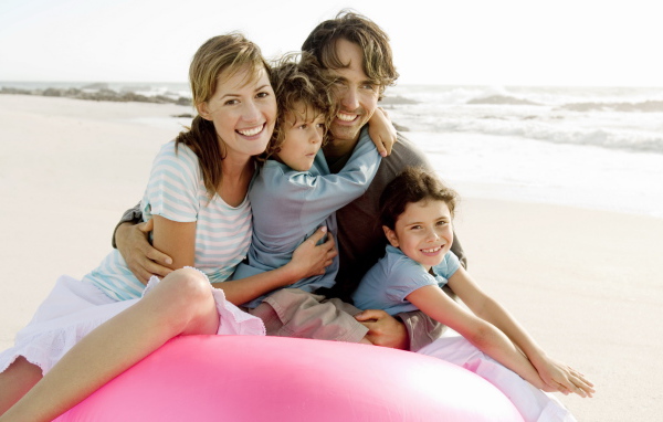 Счастливая семья на пляже