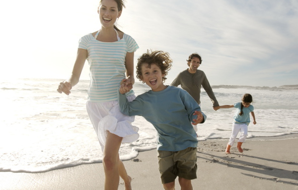 Семья гуляет на пляже