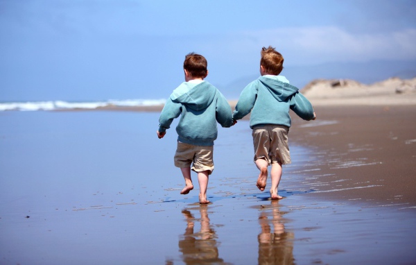 Дети бегают по воде