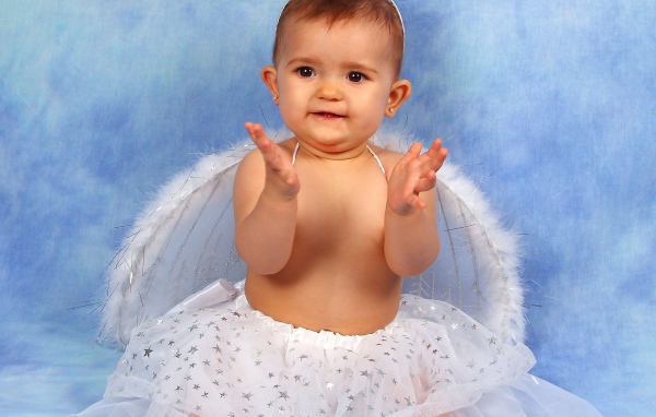 Милая девочка-ангел