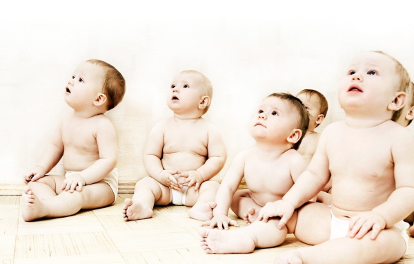 Сидящие малыши