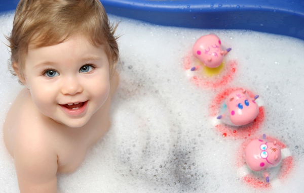 Малыш купается