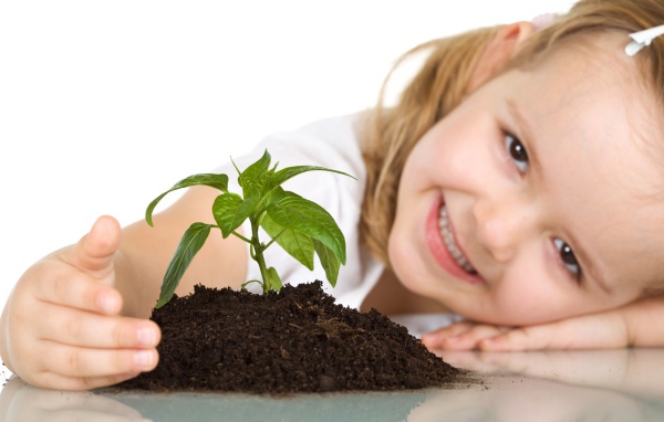 Ребенок сажает цветок