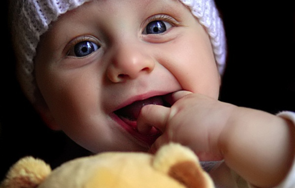 Малыш играет с куклой