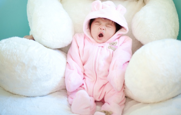 Ребенок зевает