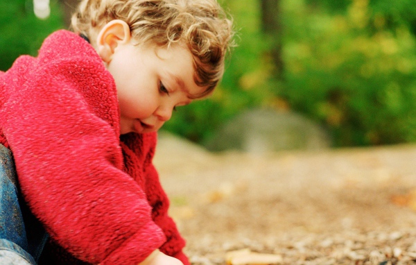 Ребенок играет