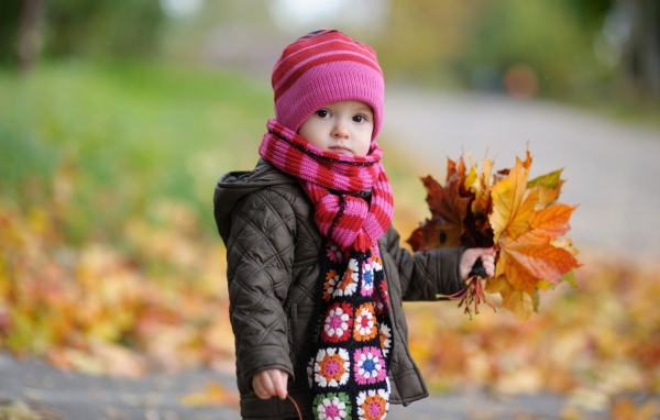 Ребенок с букетом листьев