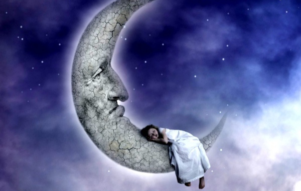 Девочка спит на луне