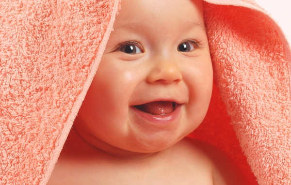 Ребенок в полотенце смеется