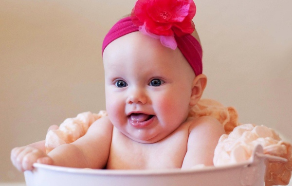 Ребенок купается и улыбается