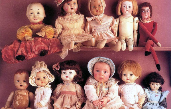 Ребенок и куклы