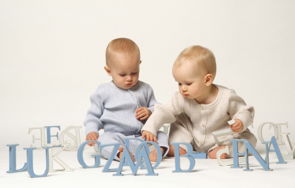 Дети играют с буквами