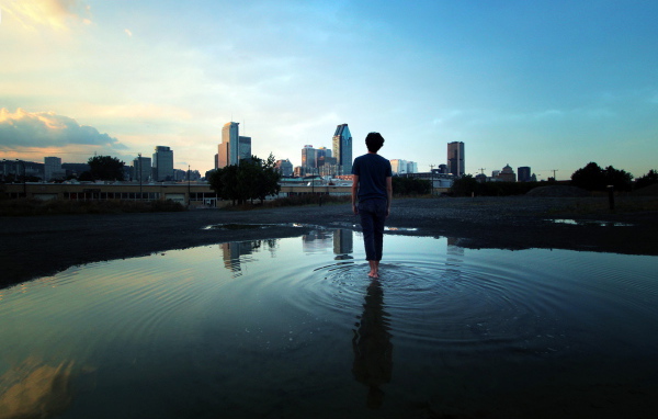 Человек идет по воде