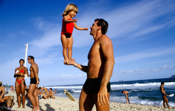 Ребенок на руке мужчины