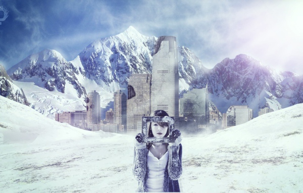 Девушка в снежных горах