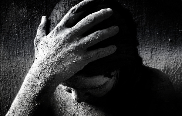 Голова девушки в стене