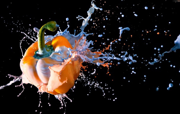 Взрыв перца на черном фоне