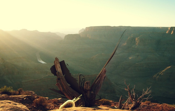 Абстракция на фоне гор