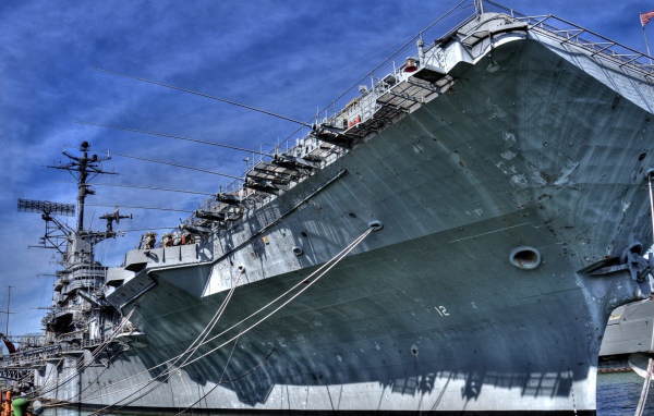 Авианосец у причала