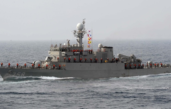 Боевой катер в море