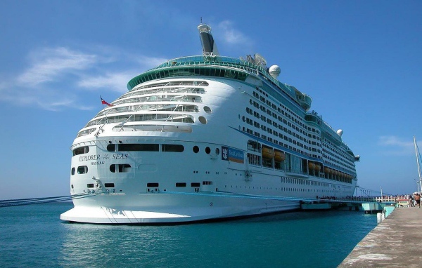 Роскошный лайнер у причала