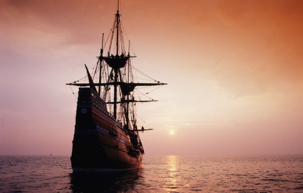 Парусник идет на закат солнца