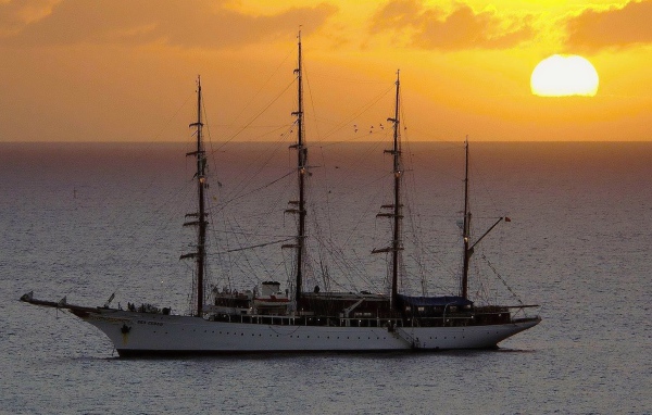 Корабль на фоне заката