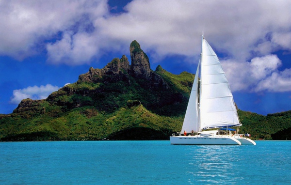 Небольшой парусник у острова