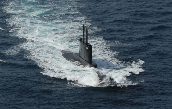 Подводная лодка в море