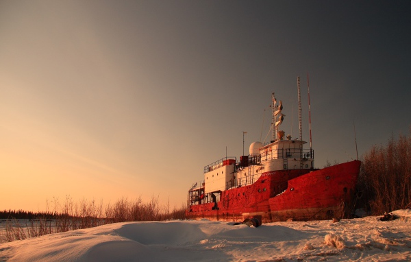 Корабль на зимней стоянке