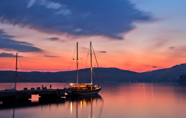 Яхта вечером у причала