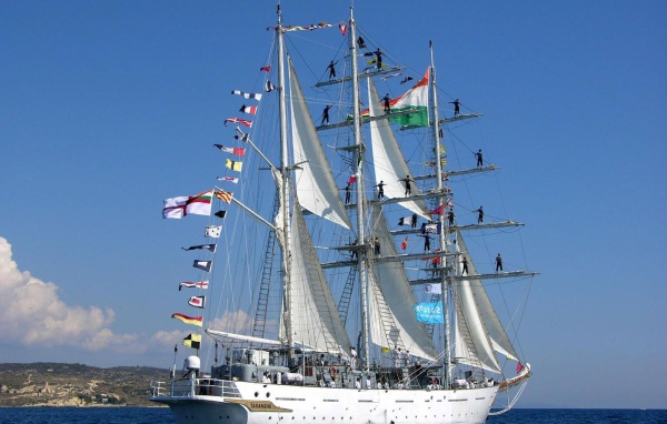 Парусник выходит в море