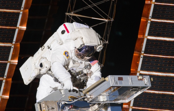 Астронавт в открытом космосе