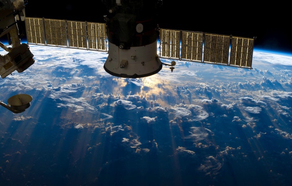 Спутник над планетой