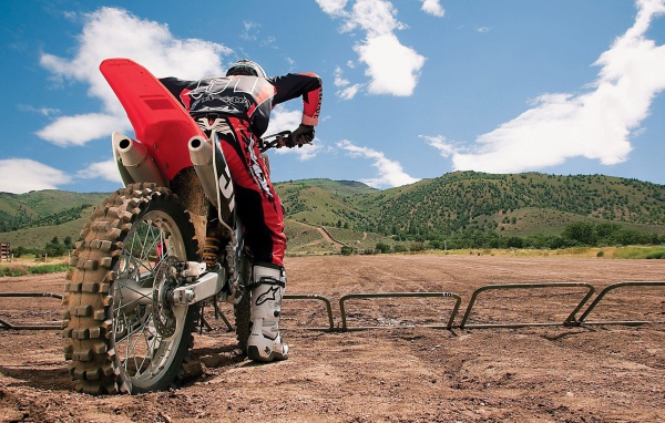 Мотогонщик на старте