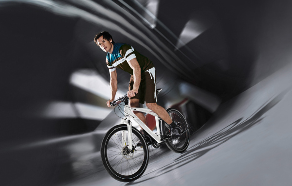 Спортсмен занимается фитнесом