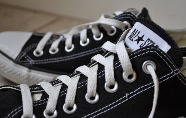 Фирменные черные кеды