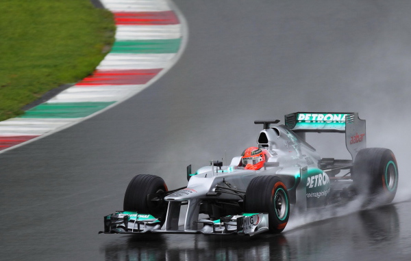 Болид на гоночной трассе