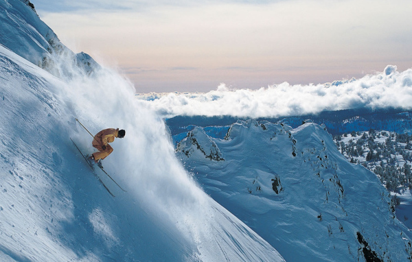 Скоростной спуск с горы на лыжах