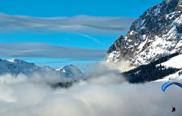 Парашютист в горах