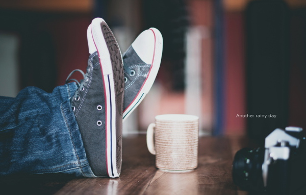 Кеды и чашка на столе