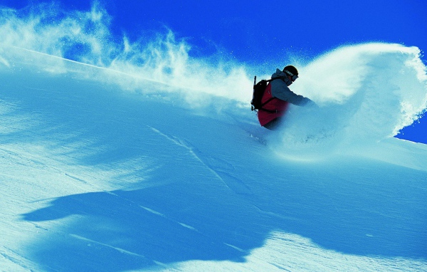 Сноубордист на спуске