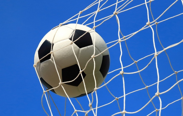 Футбольный мяч в сетке