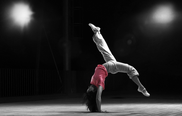 Девушка занимается фитнесом