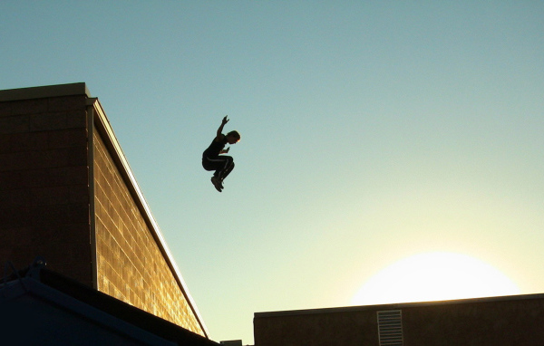 Прыжок с крыши в паркуре