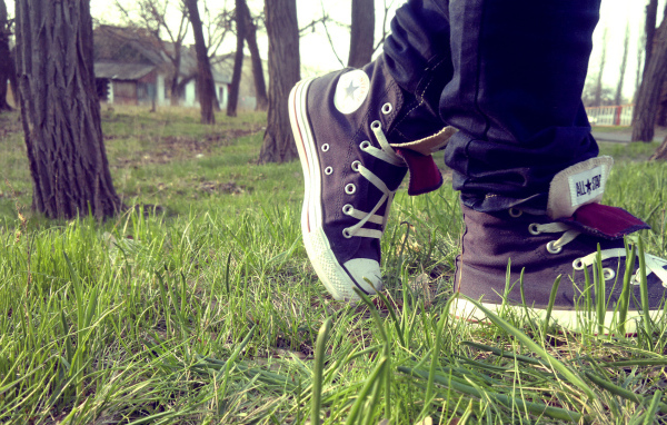 Прогулка в парке в кедах