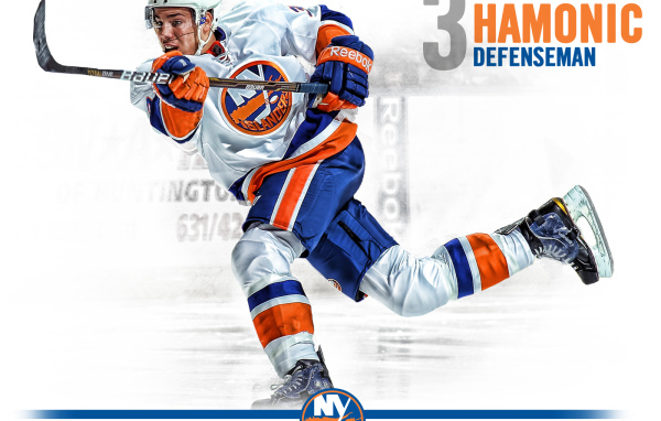 Хоккеист Джон Таварес забивает