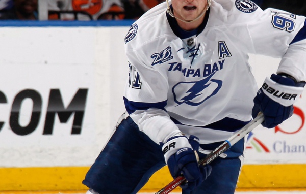 Хоккеист Стивен Стэмкос на льду