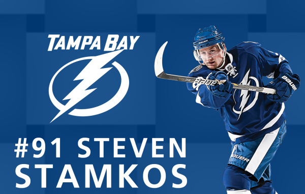 Стивен Стэмкос на синем фоне